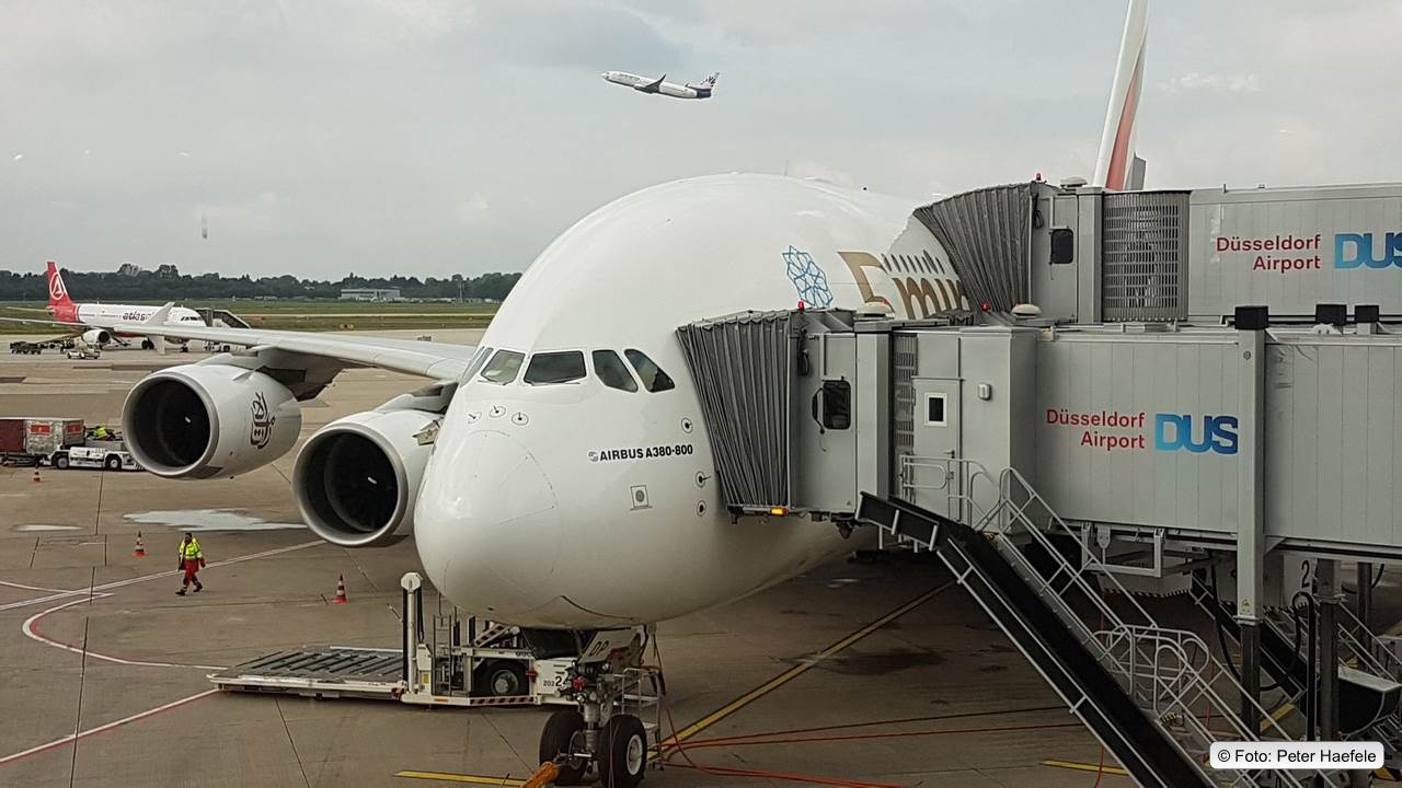 Emirates Airbus 380-800 auf dem Airport Duesseldorf