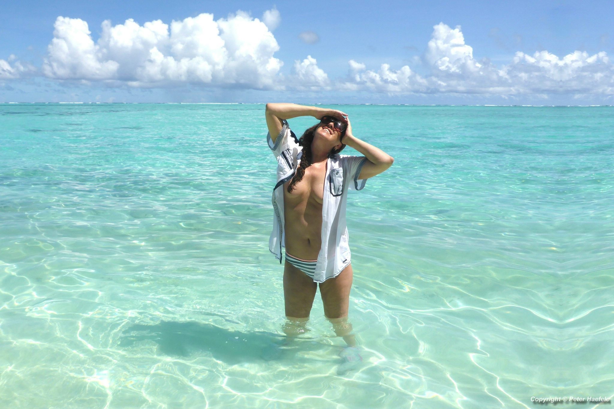 Fotoshooting mit Frau am Strand von Sun Island Resort und Spa im Sued Ari-Atoll Malediven