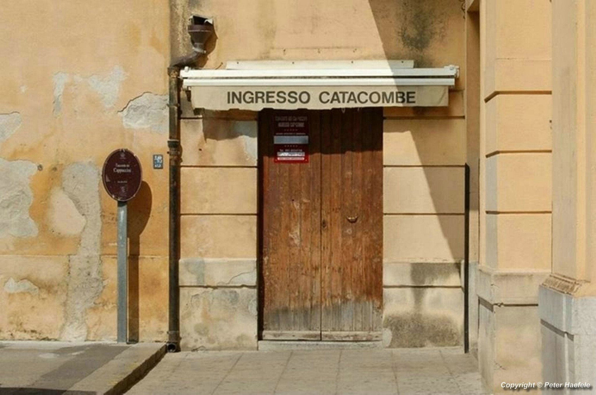 Der Eingang zu den Katakomben von Palermo - Convento dei Cappuccini - © Peter Haefele Fotografie